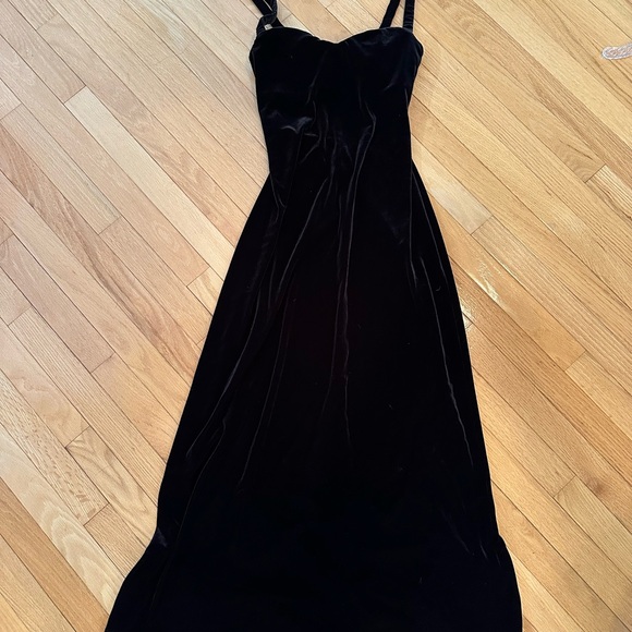 Elegant Black Velvet Dress - Picture 1 of 3